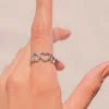 Anillo corazones silueta