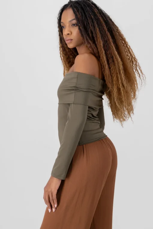 Blusa off shoulder manga larga