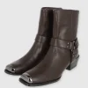 Botin vaquero punta rebanada detalle metal