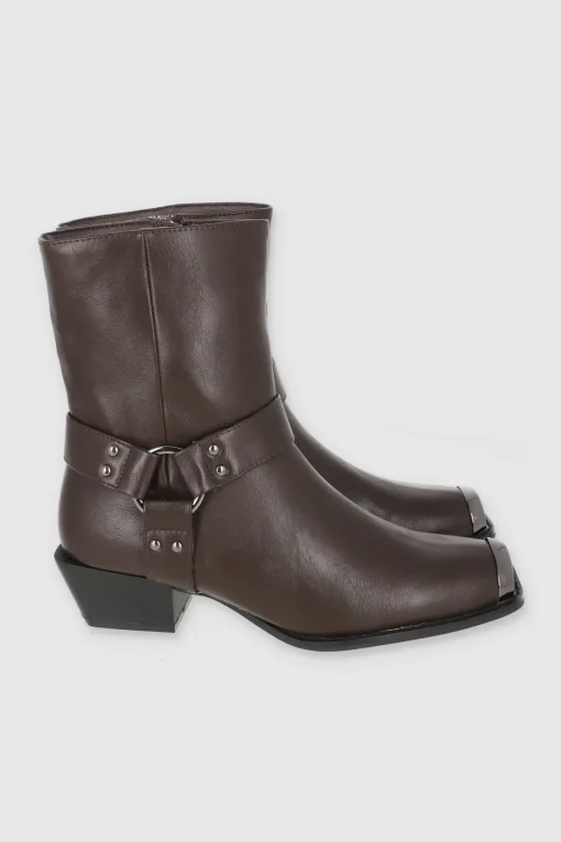 Botin vaquero punta rebanada detalle metal