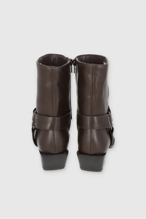 Botin vaquero punta rebanada detalle metal