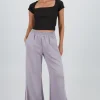 Pantalon amplio detalle linea contraste