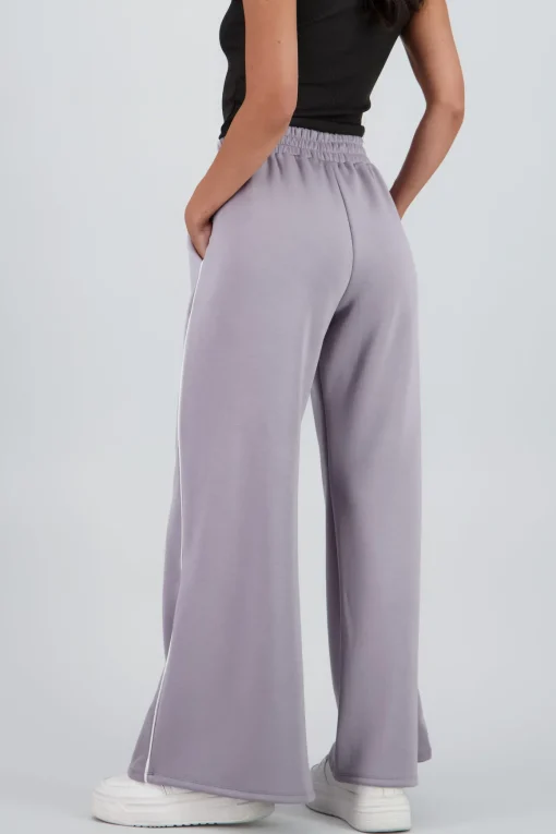 Pantalon amplio detalle linea contraste