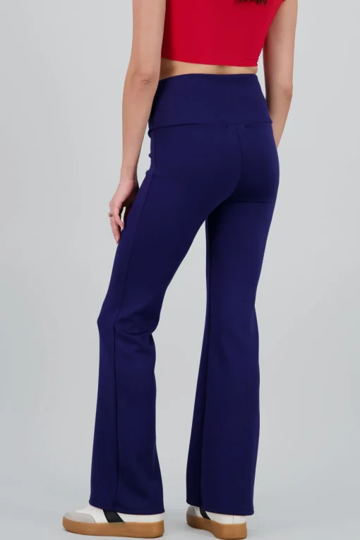 Pantalon flare liso detalle dobles