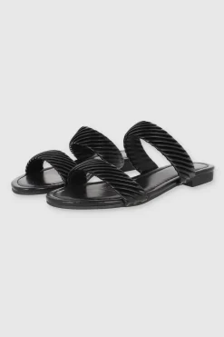 Sandalias dos tiras plizadas