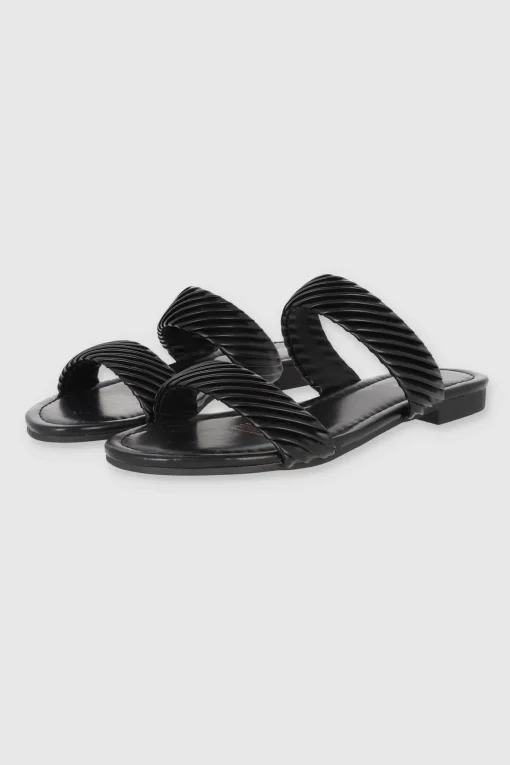 Sandalias dos tiras plizadas