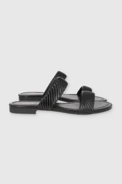 Sandalias dos tiras plizadas