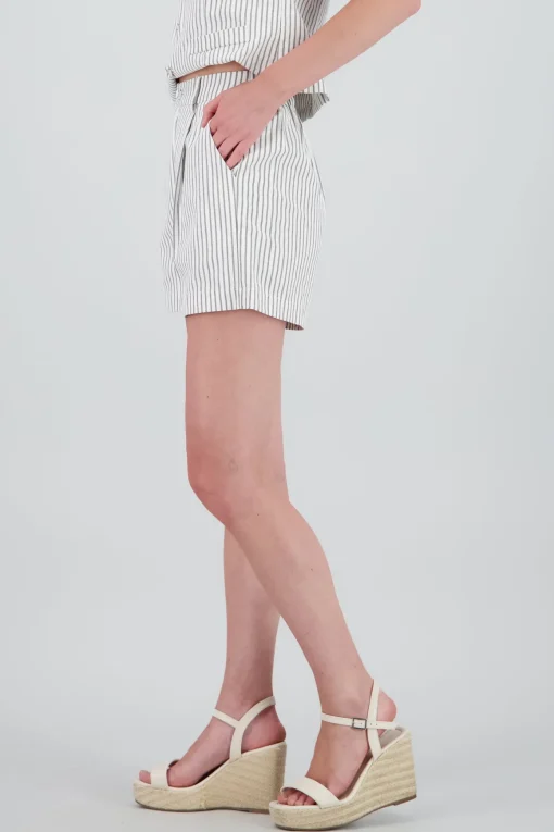 Short amplio rayas