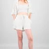 Shorts lisos con mini flores bordadas