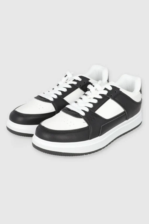 Tenis casual contraste materiales