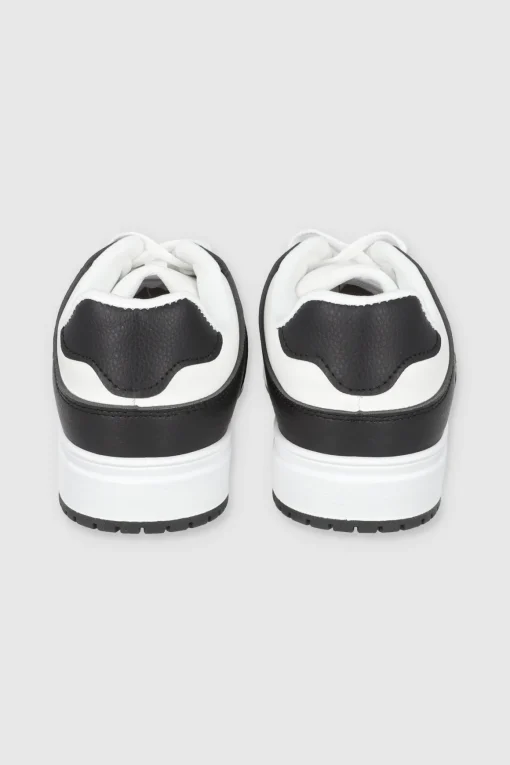 Tenis casual contraste materiales