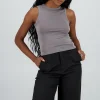 Top sin manga detalle cuello redondo liso
