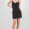 Vestido con brillos y escote en la espalda