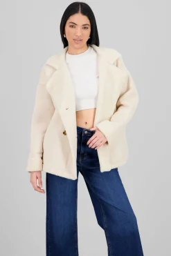 Abrigo corto con textura y botones