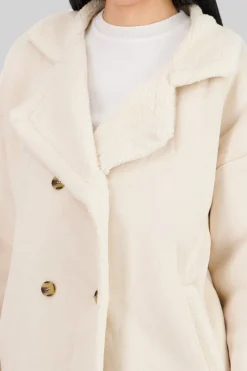 Abrigo corto con textura y botones