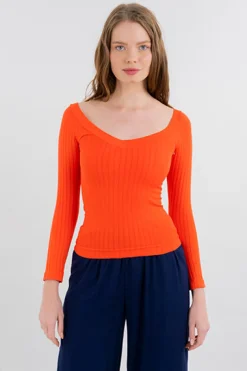 Blusa acanalada escote v