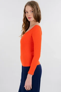 Blusa acanalada escote v