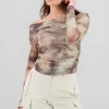 Blusa mesh con drapeados estampado tie dye