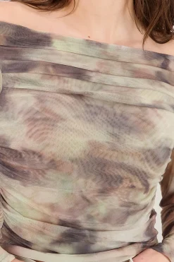 Blusa mesh con drapeados estampado tie dye