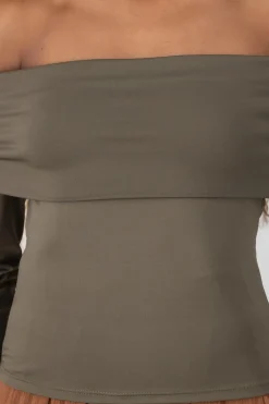 Blusa off shoulder manga larga