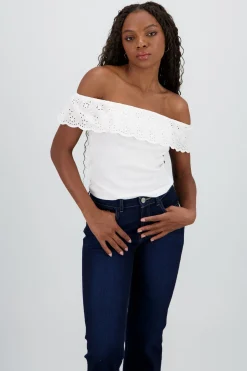 Blusa strapless con olan bordado y rib