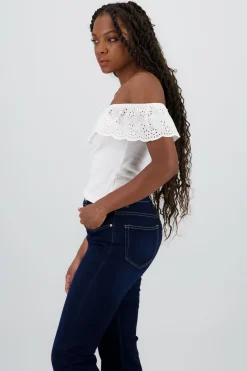 Blusa strapless con olan bordado y rib