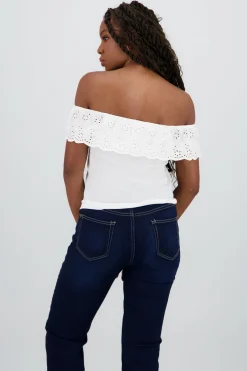 Blusa strapless con olan bordado y rib