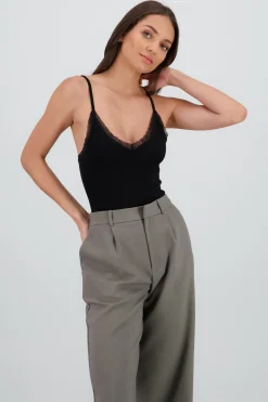 Body tirantes detalle encaje rib