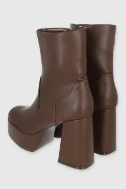 Bota plataforma desgastada