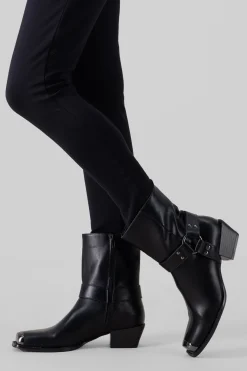 Botin vaquero punta rebanada detalle metal