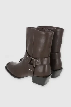 Botin vaquero punta rebanada detalle metal