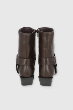 Botin vaquero punta rebanada detalle metal