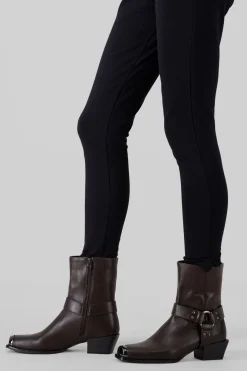 Botin vaquero punta rebanada detalle metal