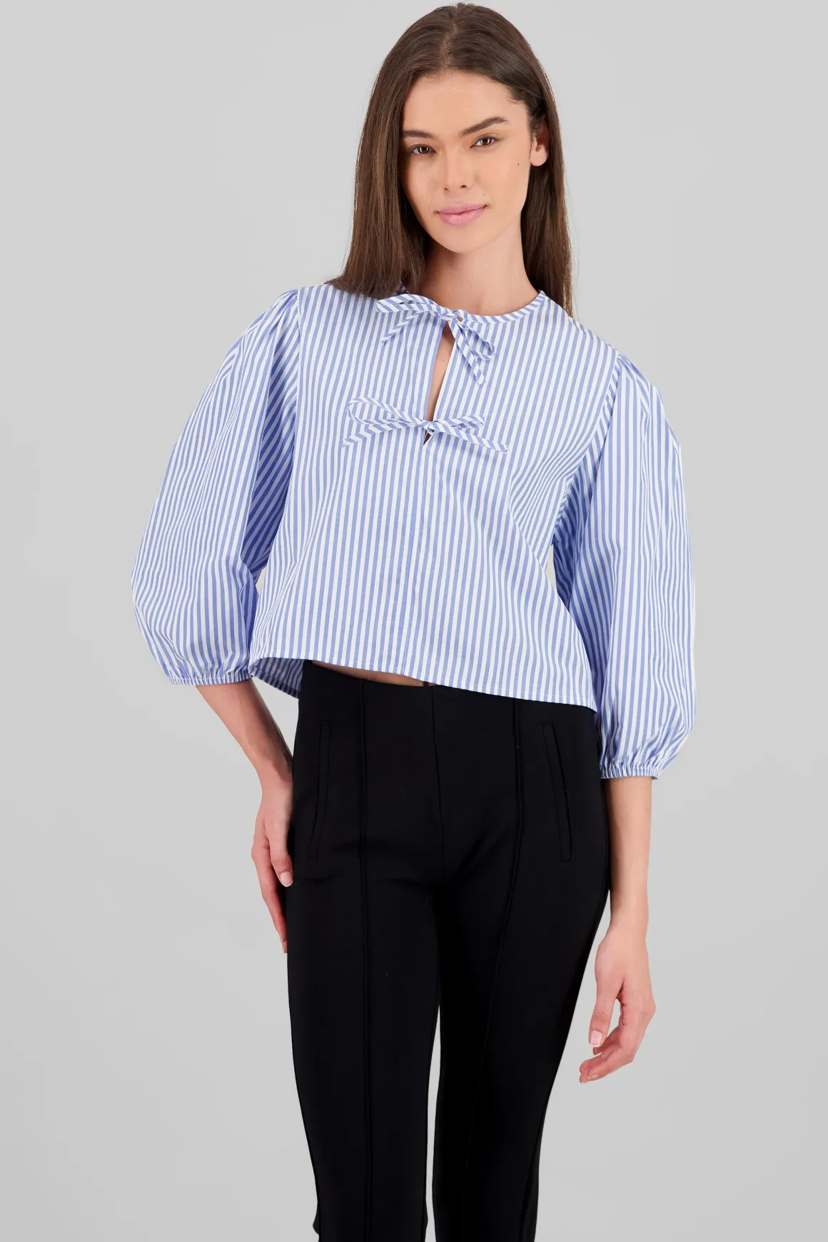 Camisa abullonada con detalle de moños