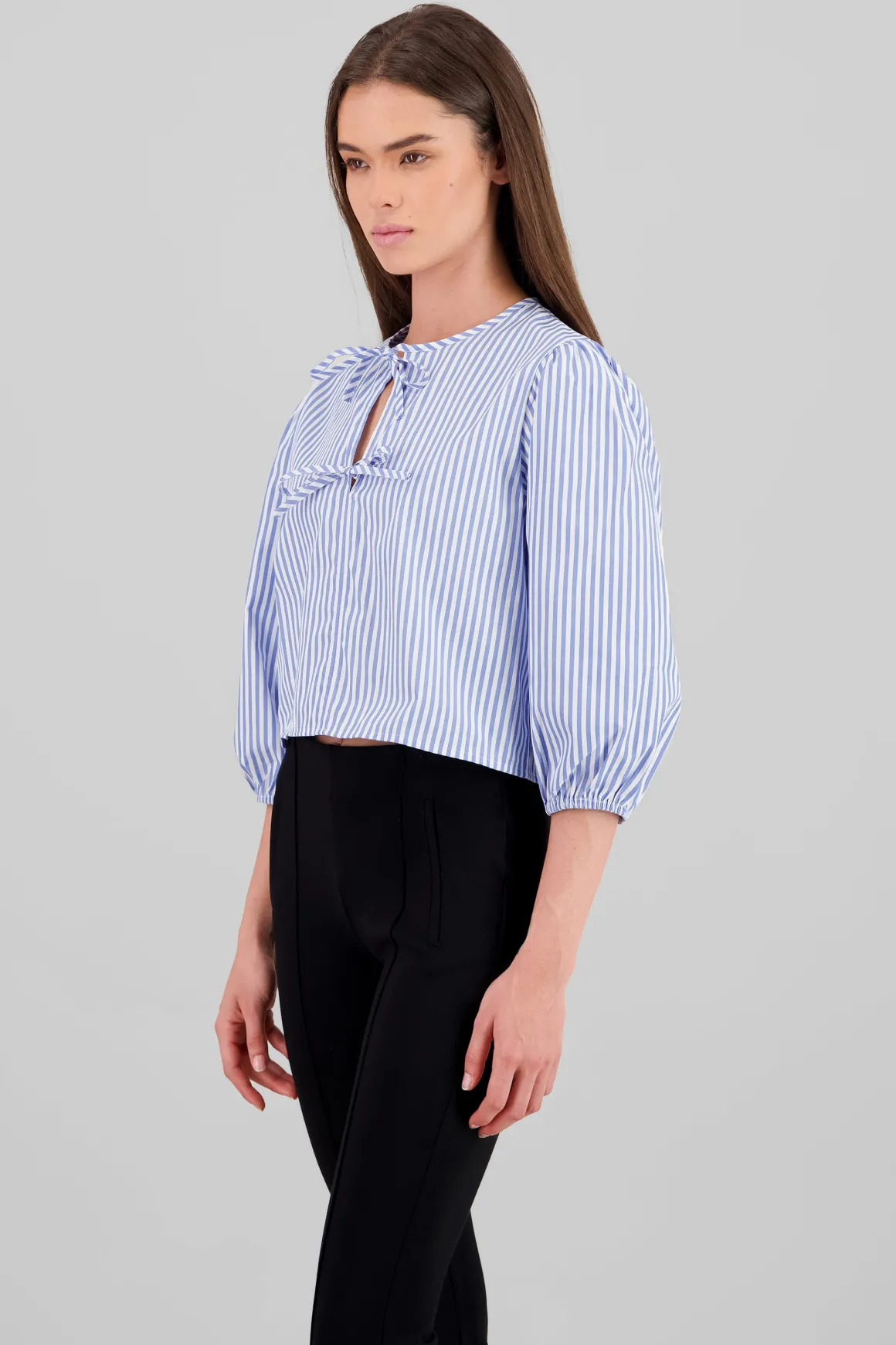 Camisa abullonada con detalle de moños