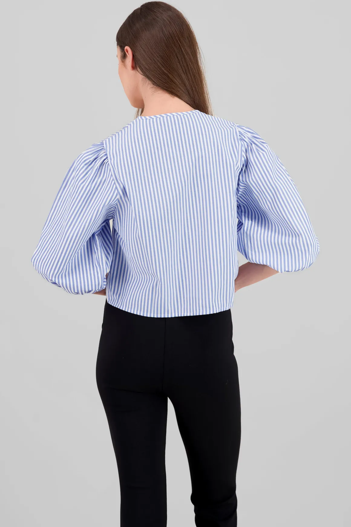 Camisa abullonada con detalle de moños
