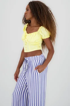 Camisa con pinzas y mangas abullonadas