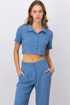 Camisa crop bolsillos