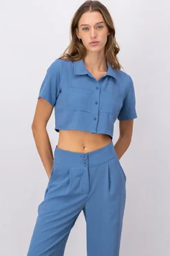 Camisa crop bolsillos