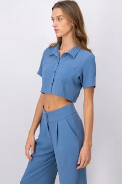 Camisa crop bolsillos