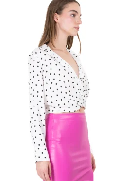 Camisa crop cruzada polka dots