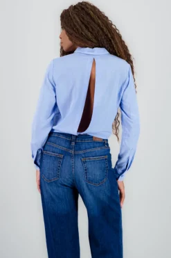 Camisa crop detalle abertura espalda