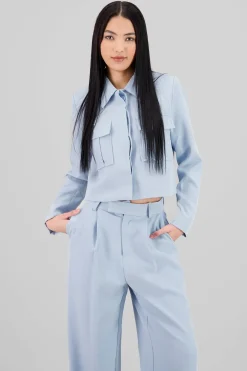 Camisa crop detalle bolsas 3D