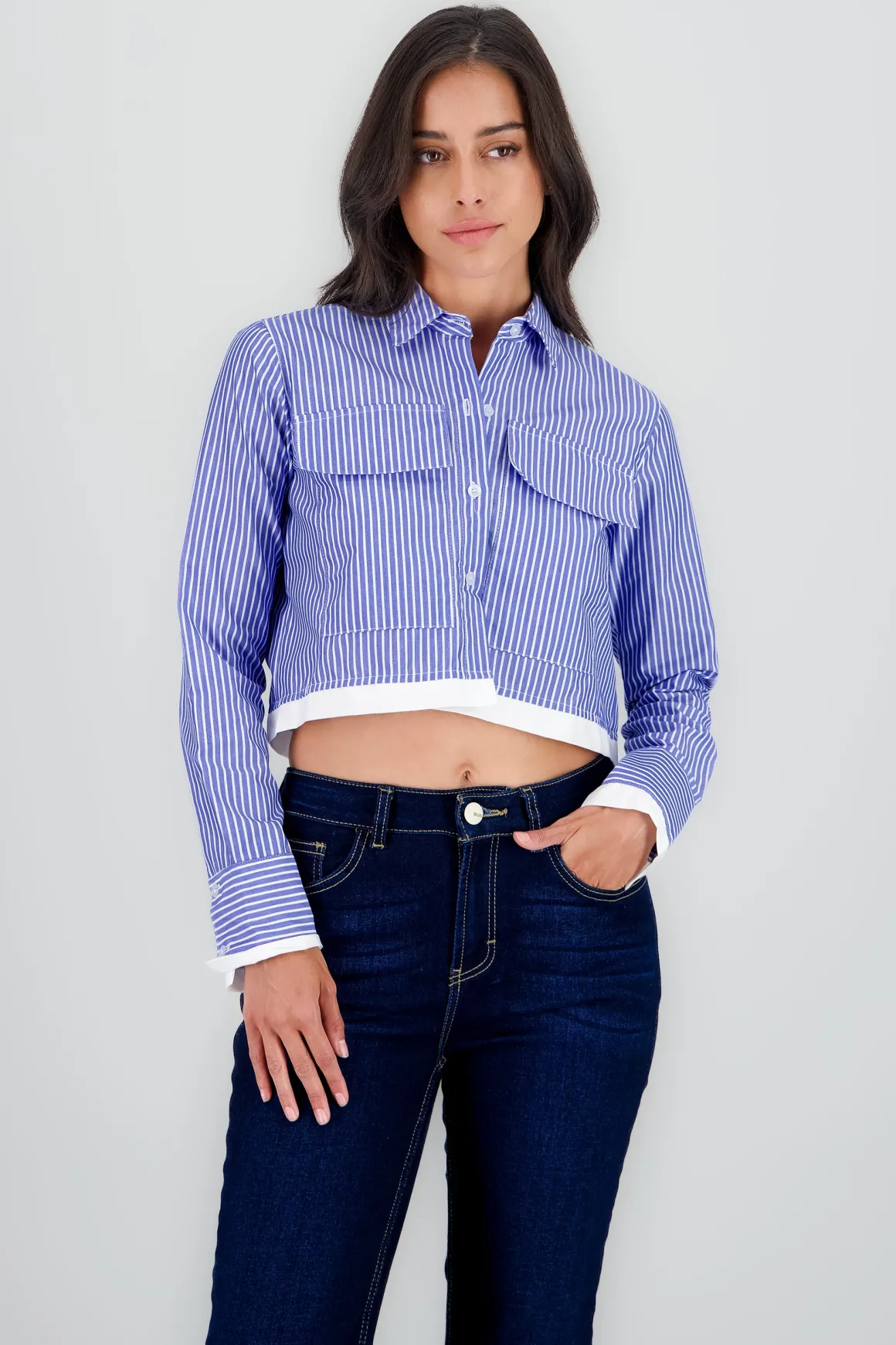 Camisa crop detalle bolsas contraste dobladillo