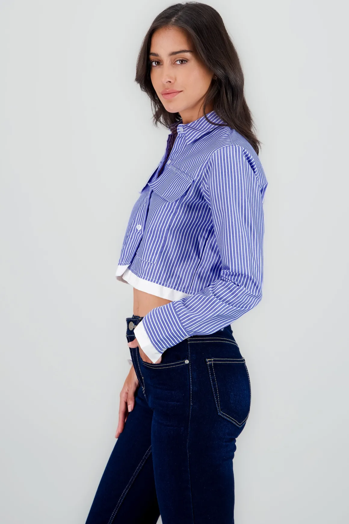 Camisa crop detalle bolsas contraste dobladillo