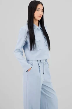 Camisa crop detalle bolsas 3D