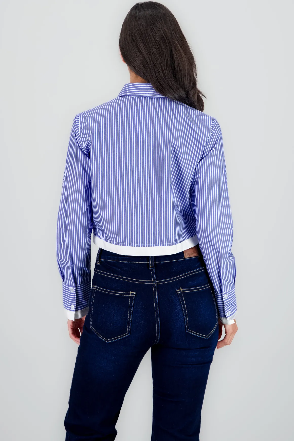 Camisa crop detalle bolsas contraste dobladillo