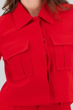 Camisa crop detalle bolsas 3D