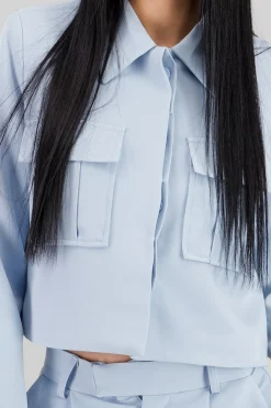 Camisa crop detalle bolsas 3D