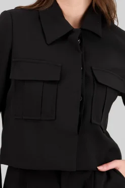 Camisa crop detalle bolsas 3D